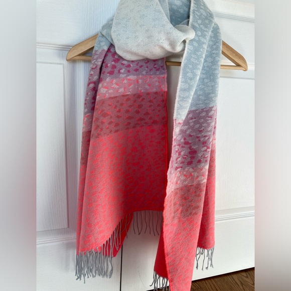 Gap scarf, soft and warm, perfect condition! - Picture 5 of 8